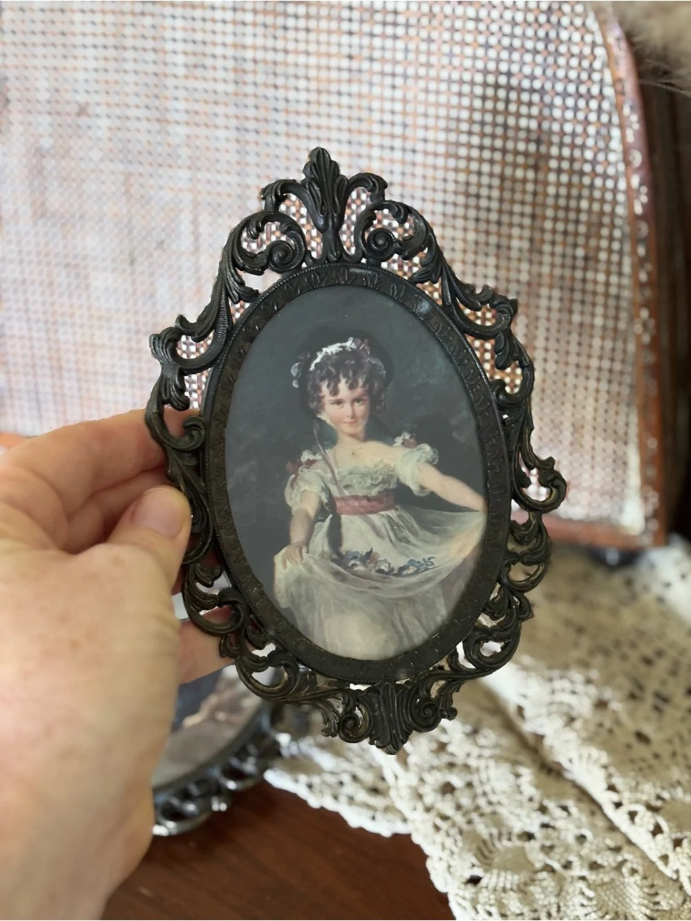 Vintage Ornate Brass Vintage-Style Oval Wall Frames with Classic Portraits